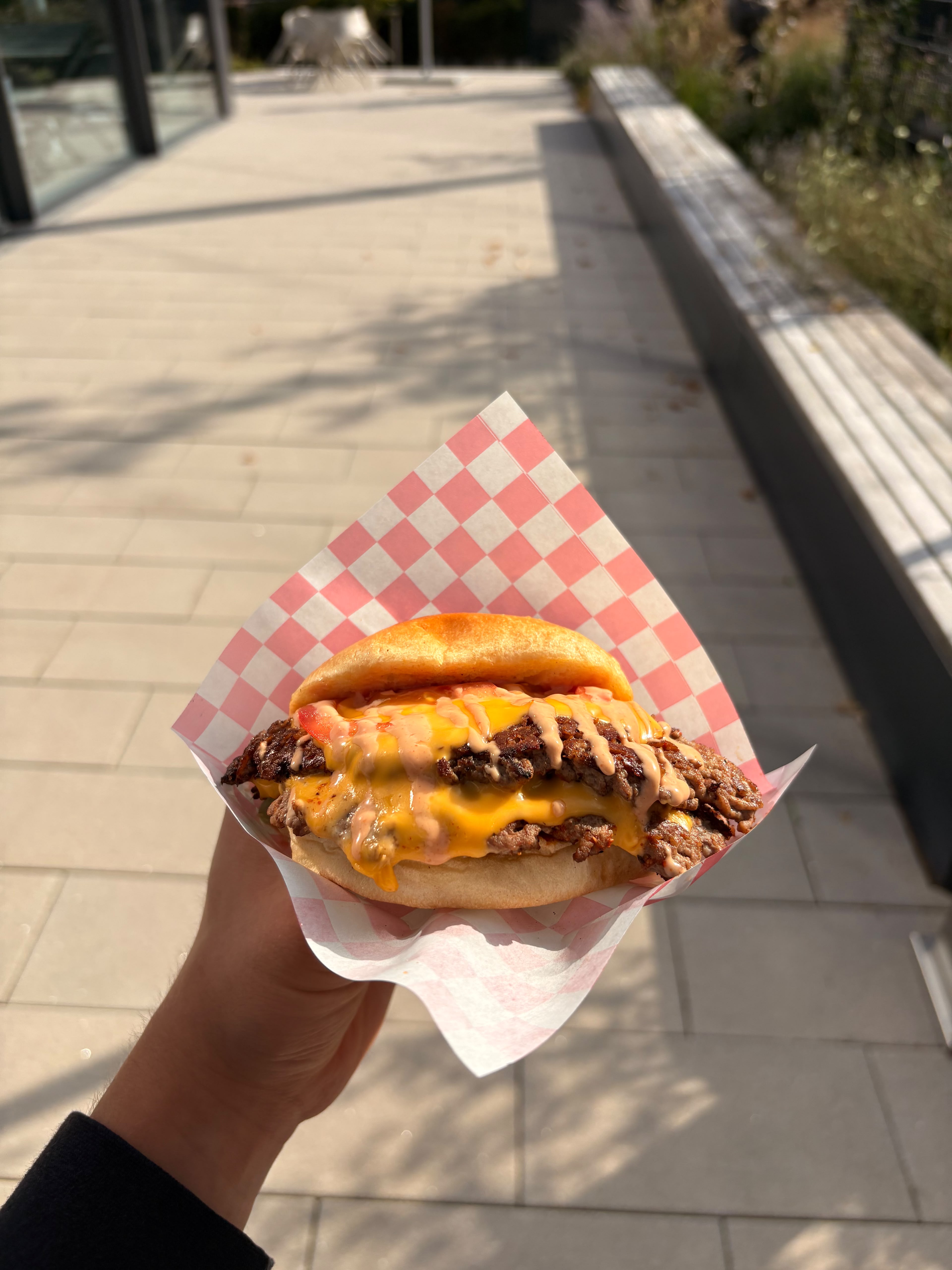 Double Double mit zwei Smash Patties, doppelt Käse und Sauce