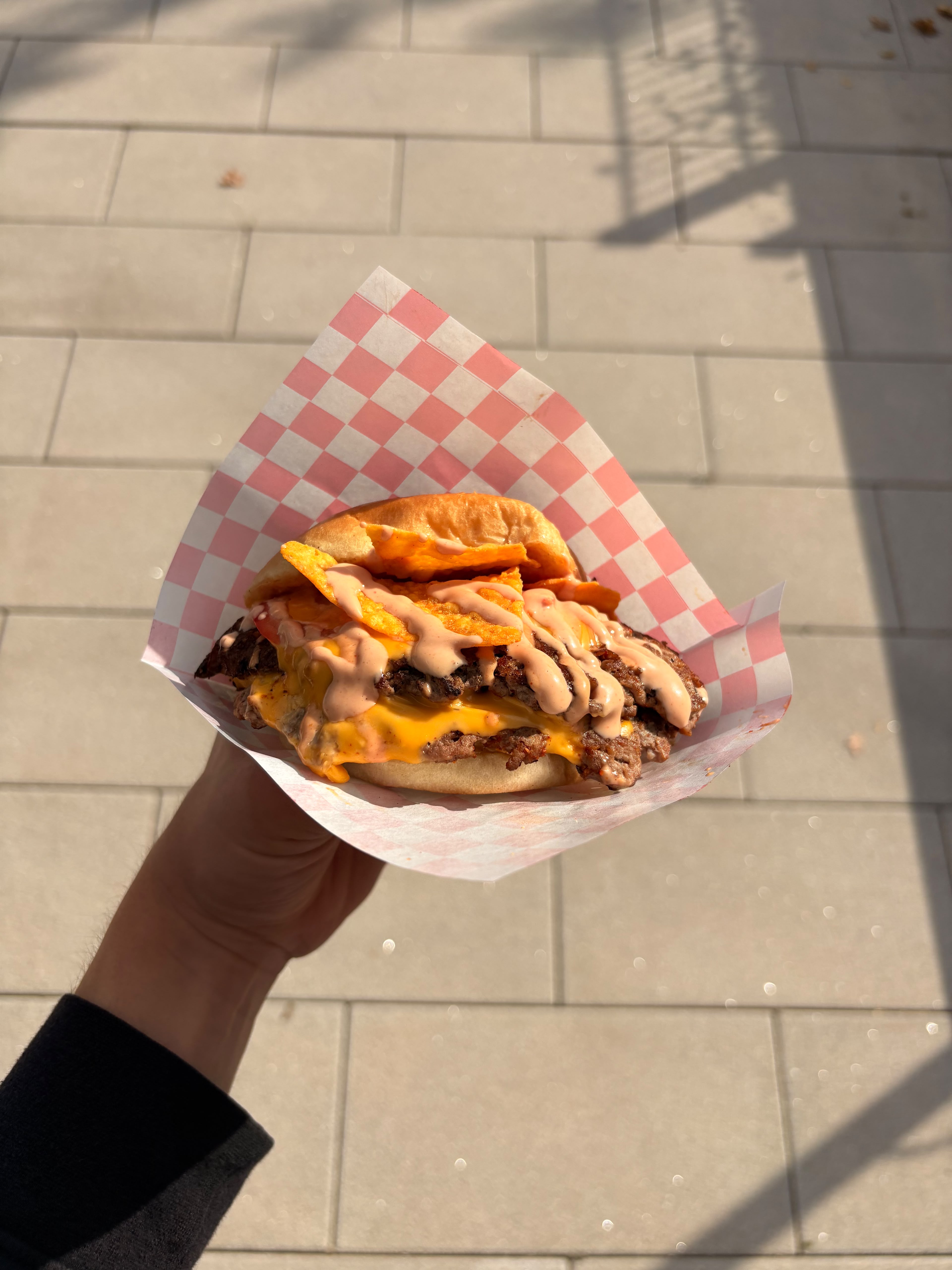 Fancy's Special mit zwei Smash Patties, Käse, Crunch und cremiger Sauce
